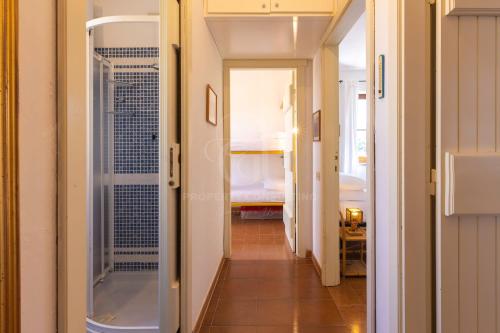 un couloir avec une porte menant à une chambre dans l'établissement the windsurf villa, à Stintino
