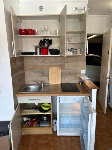 une petite cuisine avec un évier et un comptoir dans l'établissement STUDIO CASSIS, à Cassis