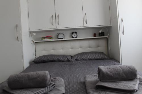 - une petite chambre avec un lit et deux oreillers dans l'établissement Vacation house ''CASA TERRA'', à Poreč