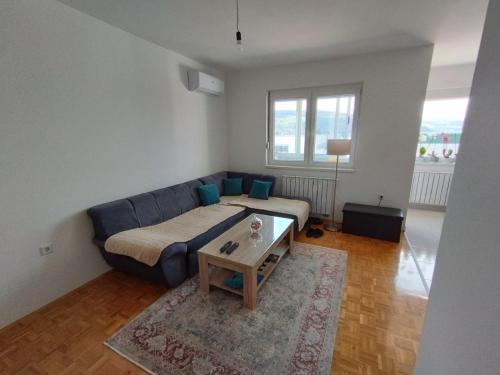 sala de estar con sofá y mesa en Azure apartments en Ilijaš