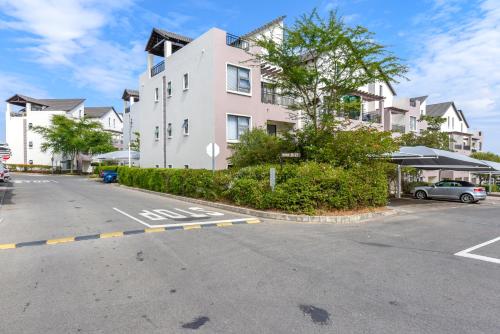 an empty parking lot in front of a building at V&S Apartments - Executive Suite in Fourways, Johannesburg in Fourways
