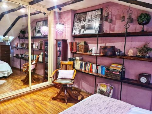 une chambre avec un miroir, une chaise et des livres dans l'établissement Atico 3 dormitorios Ron Manuel Marbella Centro, à Marbella