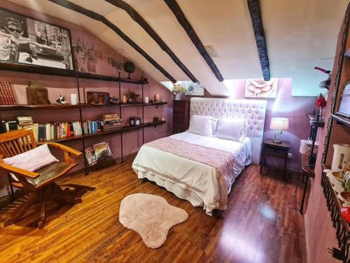 1 dormitorio con cama y estante para libros en Atico 3 dormitorios Ron Manuel Marbella Centro, en Marbella