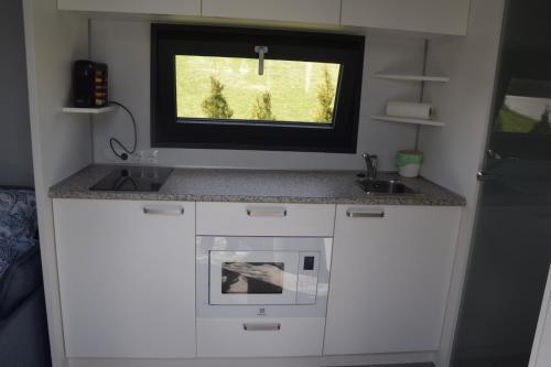 una cocina con TV en la parte superior de un mostrador en Tiny House in ruhiger Lage, en Maria Laah