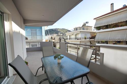 Elle comprend un petit balcon avec une table et des chaises. dans l'établissement 90° - Ninety Degrees, à Nauplie