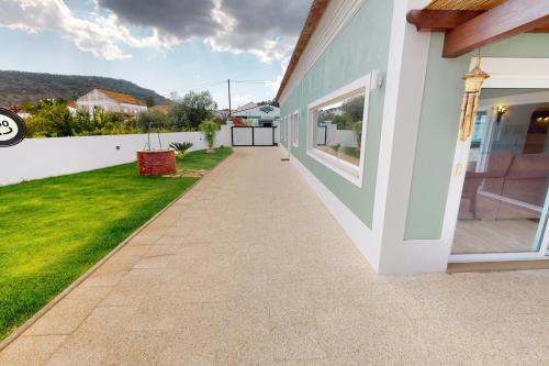a walkway leading to a house at Casa dos Netos in São Bartolomeu de Messines