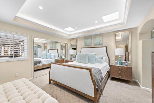 a large bedroom with a bed and a mirror at Laguna Villa in Laguna Beach