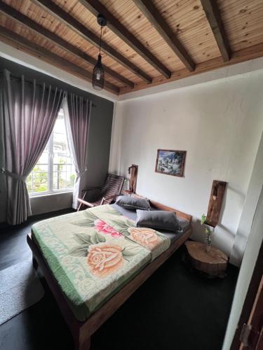 努沃勒埃利耶的住宿－Rustique House dbl，一间卧室设有一张床和一个窗口