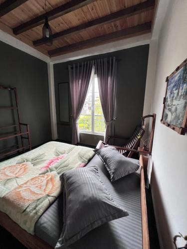 1 dormitorio con cama y ventana en Rustique House dbl, en Nuwara Eliya