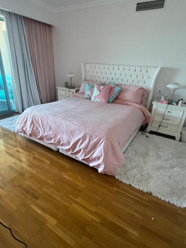 una camera da letto con un grande letto con lenzuola rosa di Luxurious Grand plaza ad Alessandria d'Egitto