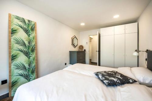 a bedroom with a white bed with a large mirror at Casa Boaz in Carvoeiro