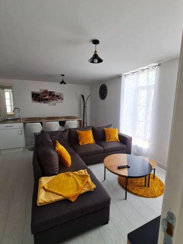 Photo de la galerie de l'établissement Appartement charmant à Rocroi / 70 m² / Parking inclus, à Rocroi