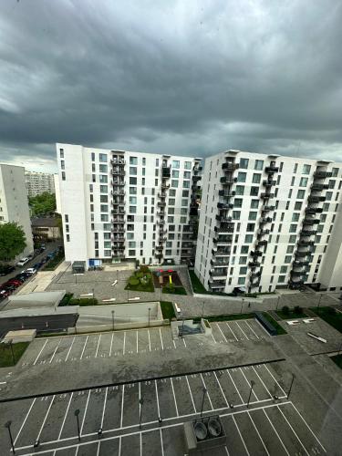 un groupe de bâtiments blancs dans un parking dans l'établissement Citta luxury apartment 75, à Bucarest