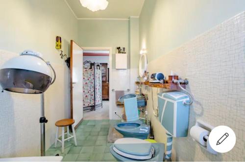 łazienka z 2 niebieskimi toaletami w pokoju w obiekcie Il semaforo Una o due camere matrimoniali con bagno a pochi passi dal centro Pietrasanta, con Wi-Fi w mieście Pietrasanta