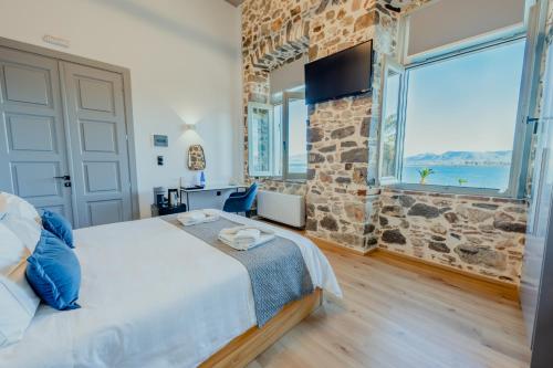 Postel nebo postele na pokoji v ubytování Impero Nafplio Hotel & Suites