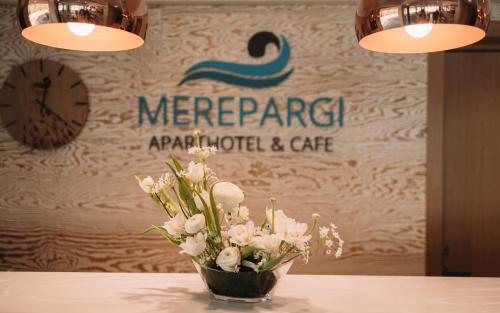 Et logo, certifikat, skilt eller en pris der bliver vist frem på Merepargi ApartHotel & Cafe