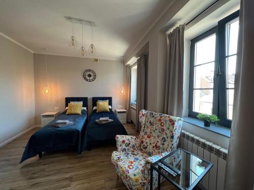 Кровать или кровати в номере Apartamenty Łowicz