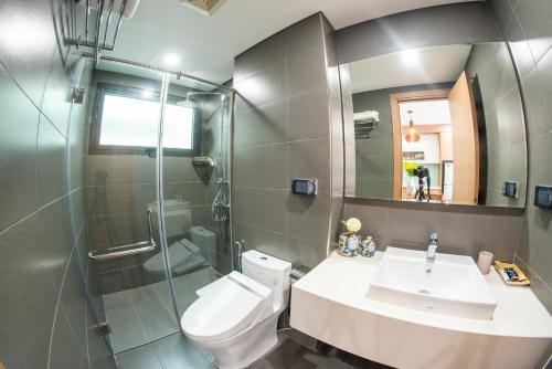 een badkamer met een toilet, een wastafel en een douche bij J'ADORE APARTMENT in Hanoi