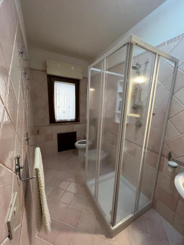 y baño con ducha y aseo. en Oasi Sicula Apartment, en Petrosino