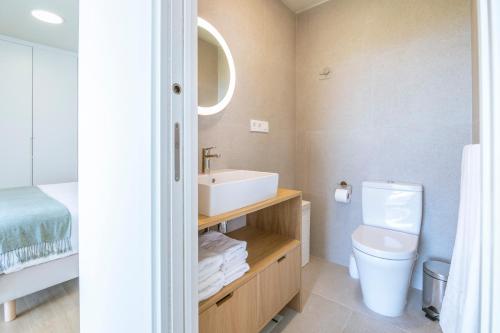 łazienka z umywalką i toaletą w obiekcie Panoramic views - Paraísos de Agaete w mieście Agaete