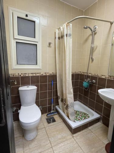 W łazience znajduje się toaleta, prysznic i umywalka. w obiekcie 396 Blumar Chalet North Coast Sidi-abdelrahman families & couples only w mieście El Alamein