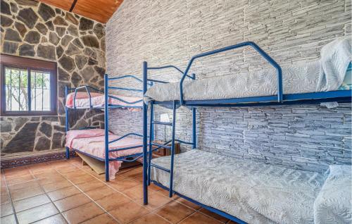 Habitación con 2 literas en una pared de piedra. en Lovely Home In Prado Del Rey With House A Mountain View, en Prado del Rey