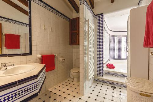 La salle de bains est pourvue d'un lavabo et de toilettes. dans l'établissement Villa Buen Lugar, à Altea la Vieja