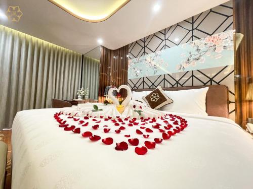 Katil atau katil-katil dalam bilik di Cửa Đông Luxury Hotel