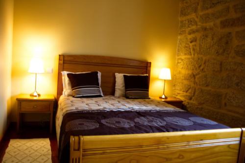 1 dormitorio con 1 cama con 2 lámparas en ambos lados en Villa Rio, en Torre de Cima
