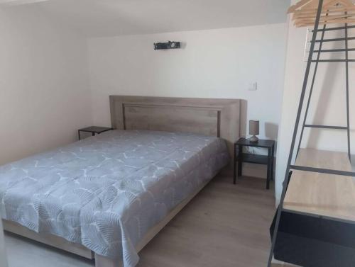 - une chambre avec un grand lit et une échelle dans l'établissement Calvi duplex climatisé vue mer 4 pers, à Calvi
