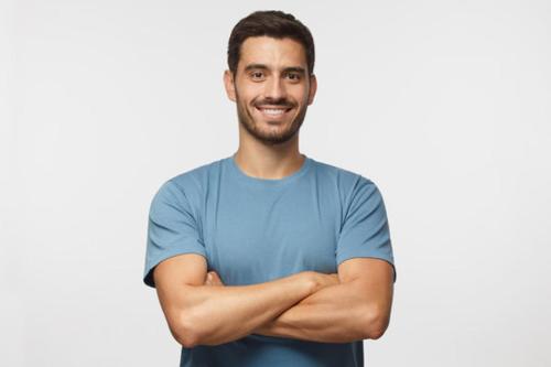 Un hombre con una camisa azul con los brazos cruzados en reemhome en El Cairo