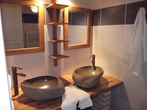 a bathroom with a large bowl sink on a wooden counter at La Haute Bédinière in Crouy-sur-Cosson