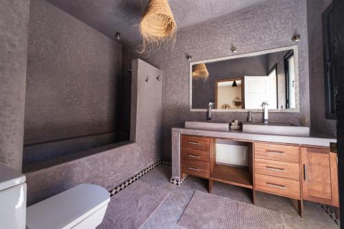 索维拉Villa Sunset - Maison entière的浴室里有洗手池、马桶和镜子。