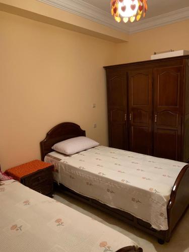 1 dormitorio con 2 camas y armario en Martil, en Tetuán