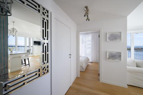ダルウフコにあるSunset Boulevard 1 apt 9 Bulwar Zachodzącego Słońca 1 w Marina Royaleの白い部屋の大きな鏡