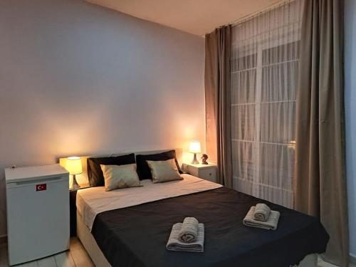 een slaapkamer met een bed met twee handdoeken erop bij ANTALYA DubleX in Antalya