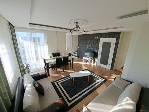 een woonkamer met een bank en een tafel bij ANTALYA DubleX in Antalya