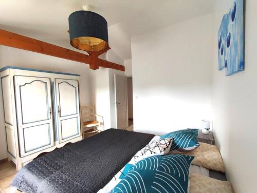 um quarto com uma cama e uma janela em Gite le Mas Clémentine Le Bleuet em Saint-Julien-du-Serre