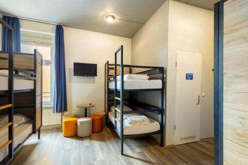 a room with bunk beds in a hostel at a&o Dortmund Hauptbahnhof in Dortmund