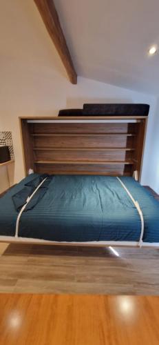 - un grand lit dans une chambre avec une tête de lit en bois dans l'établissement Vieux Nice a 2min de la mer, à Nice