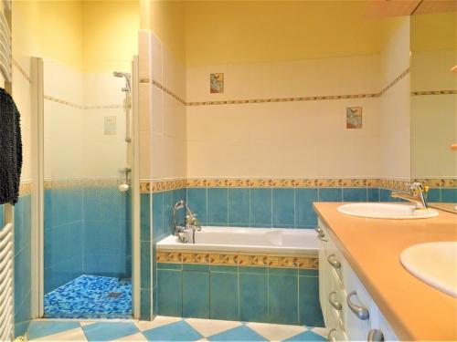 uma casa de banho com uma banheira, um lavatório e um chuveiro em Chambre privée et spacieuse au sein d'un logement partagé - Central, quartier Villebourbon - 3 chambres doubles - 2 balcons - Places de stationnements gratuites - 5 min à pied gare et hypercentre em Montauban