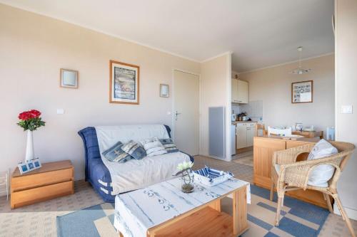 un salon avec un canapé et une table dans l'établissement Appartement à 150m de la plage, à La Baule