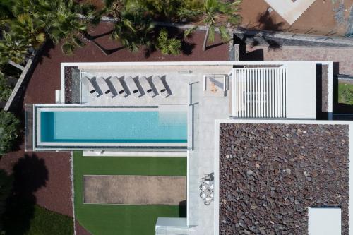 an overhead view of a pool and a house at KARAT Villa Zambrano - INCLUDES GOLF CART and DAILY MAID SERVICE in Guía de Isora