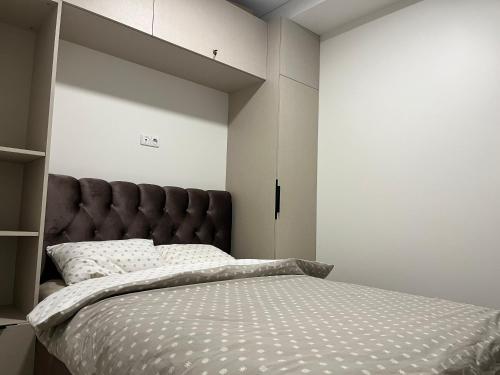 1 dormitorio con 1 cama grande y cabecero marrón en Mano Jūra 2, Kunigiškiai - Viltės Apartamentai, en Palanga