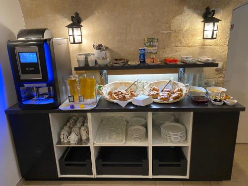 eine Theke mit Tellern und Essen darauf in der Unterkunft Hôtel Apollo Opéra in Paris