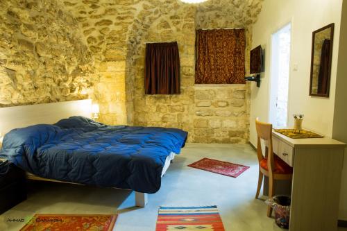Voodi või voodid majutusasutuse Al-Hakim Boutique Hotel Old Town Nazareth toas