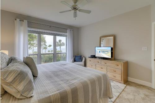 - une chambre avec un lit, une télévision et une fenêtre dans l'établissement 4302 Windsor Court, à Île de Hilton-Head