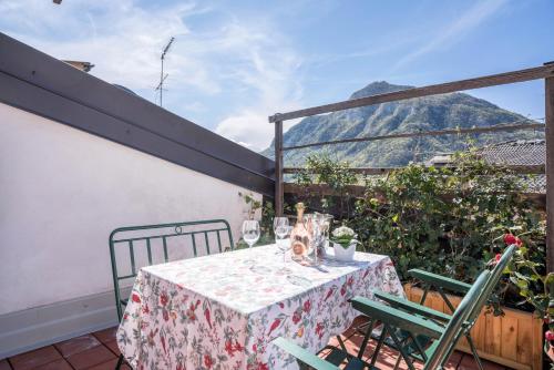 a table and chairs on a balcony with a mountain at Wunderhorn in Civezzano