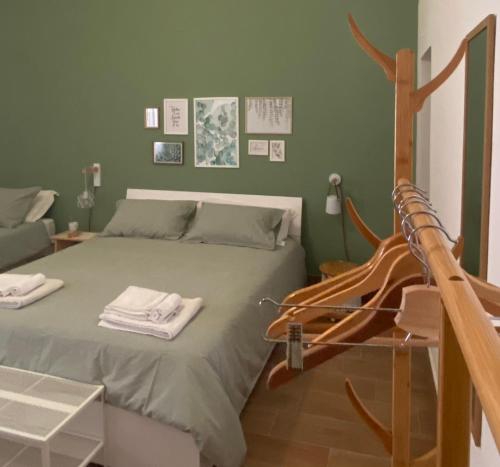 La Casa di LiLù في تارانتو: غرفة نوم عليها سرير وفوط