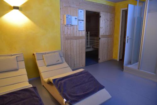 Pokój szpitalny z dwoma łóżkami i żółtymi ścianami w obiekcie Tgesa Sunnmatt 24 w mieście Savognin